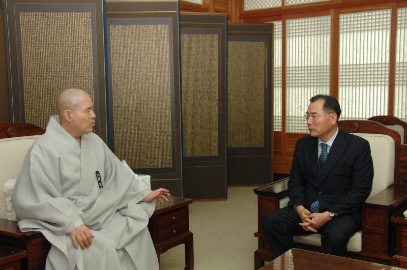 2010.06.29_화엄사주지 종삼스님, 전남행정부지사 이개호 예방 (8)